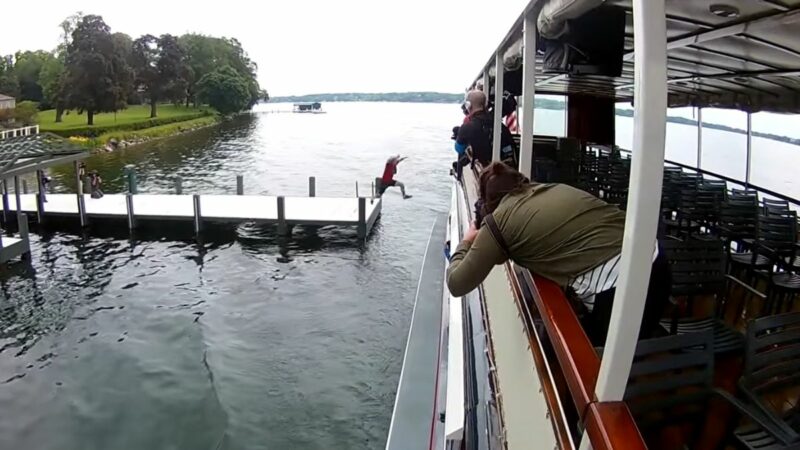 Berita viral: Tukang pos melompat ke Danau Jenewa untuk mengantar surat merupakan pekerjaan unik yang ada selama musim panas.