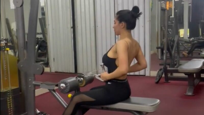 Berita artis: Model cantik Siva Aprilia unjuk kebolehan saat nge-gym hanya menggunakan pakain ketat bertali, begini kata netizen.