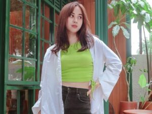 Berita artis: Wanita cantik Aurel Vallen, seorang Youtuber mitologi akui jika ia percaya dengan keberadaan alien yang masih diperdebatkan.