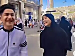 Berita artis: Fuji terlihat akrab dengan artis Syakir Daulay saat berada di Arab. netizen pun mengatakan bahwa keduanya terlihat cocok.
