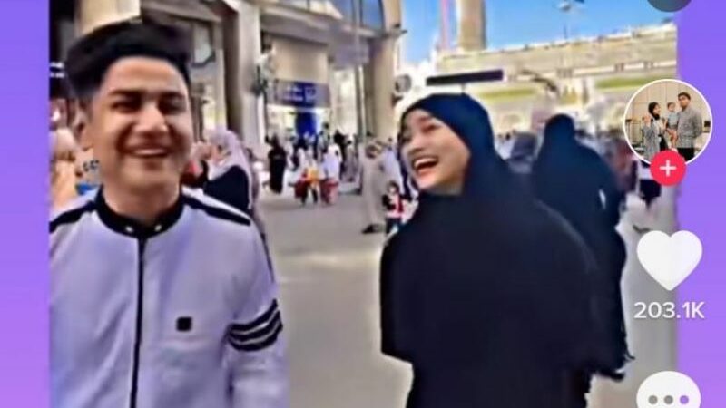 Berita artis: Fuji terlihat akrab dengan artis Syakir Daulay saat berada di Arab. netizen pun mengatakan bahwa keduanya terlihat cocok.