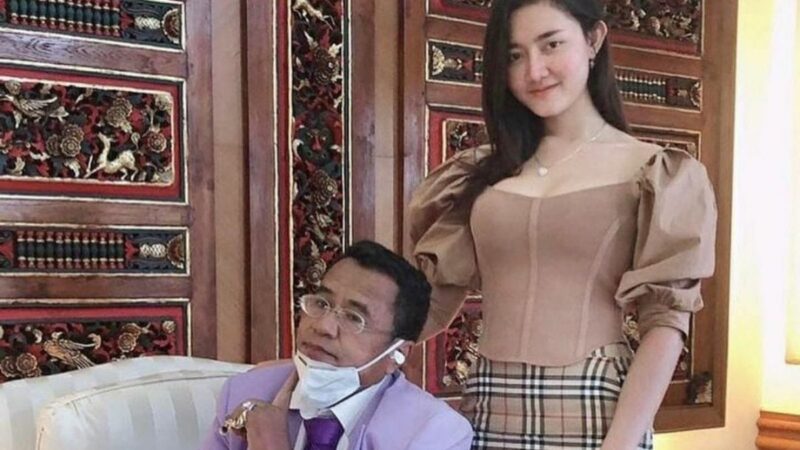 Berita artis: Hotman Paris pamerkan wanita yang menjadi sisten pribadinya yang ke-18 yang merupakan seorang penyanyi asal Poerwakerto.
