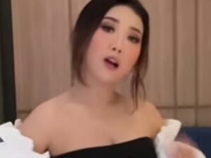 Berita artis: Kiky Saputri posting video goyang Tiktok dengan baju terbuka, netizen lantas peringatkan untuk menutup aurat.