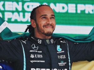 Cekricek.id - Pembalap Formula 1 asal Inggris, Lewis Hamilton, berencana mengganti namanya dengan memasukkan nama sang ibu Larbalestier.