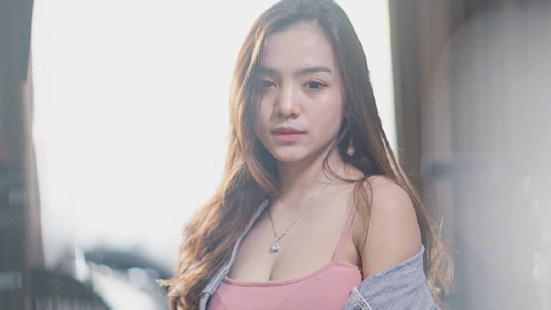 Berita artis: Model, penyanyi dan pengusaha Lisa Son mengaku pernah ada pengacara kondang Indonesia yang menawarinya menjadi simpanannya