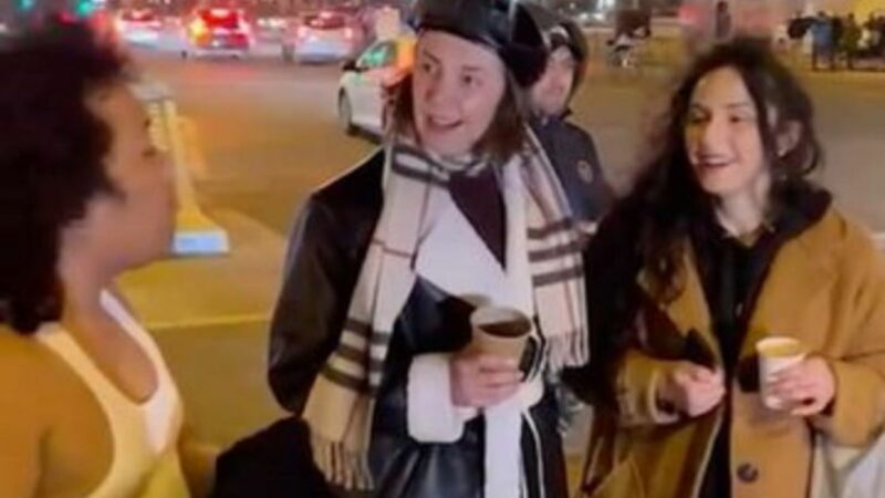 Berita artis: Marshel Widianto melemparkan rayuan mautnya pada dua orang wanita cantik asal Portugal di Paris, wanita itu dibuat baper oleh komedian ini.