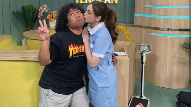 Berita artis: Celine Evangelista mencium pipi komedian Marshel Widianto. Hal ini terlihat dalam postingan terbaru Marshel di Instagramnya.  