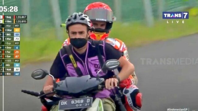 Berita terbaru: Motor merk Vario yang menggonceng Marc Marquez yang sudah mati pajak itu dibeli oleh seorang crazy rich Indonesia seharga 1,2 Miliar.
