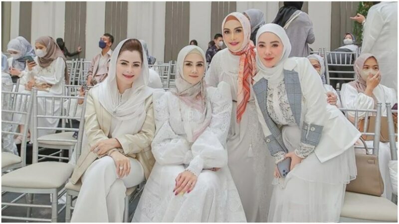 Berita artis: unggahan foto Mulan Jameela ketika menghadiri acara 11 tahun berkarya Ayu Dyah Andari disebut mirip Barbie.