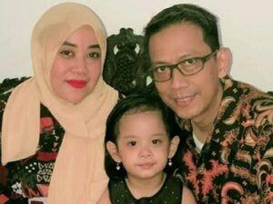 Berita artis: Doddy Sudrajat digugat cerai istrinya Puput. Namun, warganet menilai berita perceraian keduanya itu adalah cerai settingan.