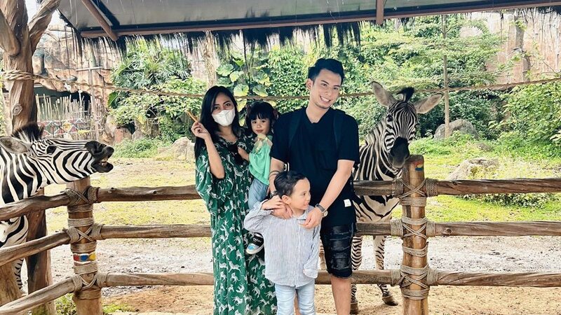 Berita artis: Rachel Vennya mengunggah foto dirinya bersama dengan mantan suami dan juga sepasang anaknya yang liburan bersama.