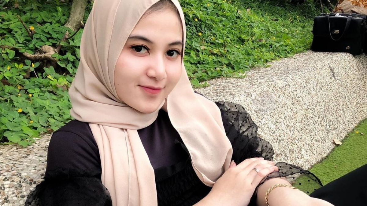 Hotman Paris Rangkul Pinggang Aspri ke 15, Netizen Soroti “Penampakan” Aspri Seperti Tidak Pakai Bra 14 Lampiran Gambar