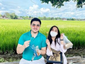 Berita artis: Salmafina Sunan mengunggah momen dirinya yang jajan makanan pinggir jalan dan memakannya di tepi sawah bersama seorang pria tampan.