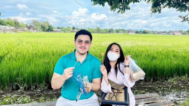 Berita artis: Salmafina Sunan mengunggah momen dirinya yang jajan makanan pinggir jalan dan memakannya di tepi sawah bersama seorang pria tampan.