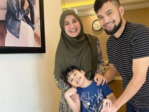 Berita artis: Shireen Sungkar merasa bersyukur ketika melihat tingkah laku anak pertamanya yang kecanduan sholat tahajud.