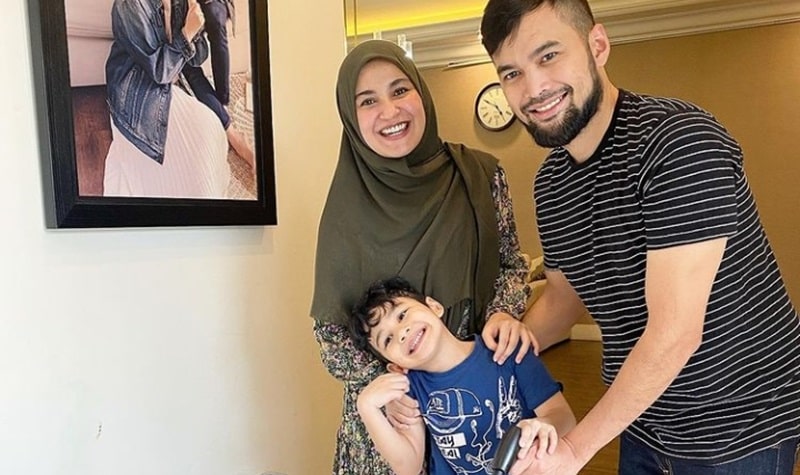 Berita artis: Shireen Sungkar merasa bersyukur ketika melihat tingkah laku anak pertamanya yang kecanduan sholat tahajud.