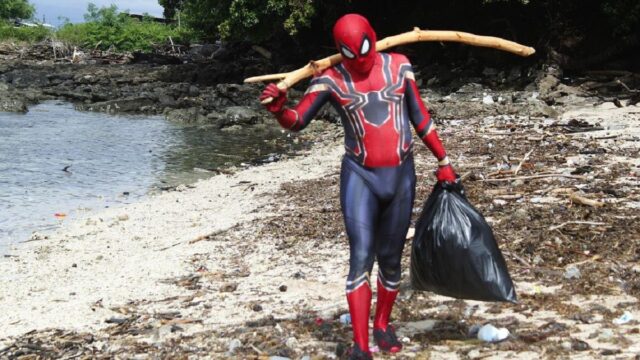 Berita terbaru: Aksi yang dilakukan spiderman Roedy Hartono tentang menjaga dan merawat kebersihan lingkungan patut diacungi jempol
