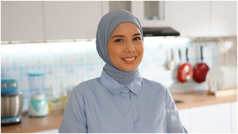 Berita artis: Tya Ariestya mengungkapkan bahwa semenjak dirinya memutuskan untuk berhijab, rezekinya kini kian bertambah.