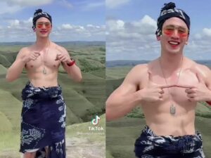 Berita artis: Verrell Bramasta ikuti tren goyang gemoy di TikTok. Ia tampil topless dengan memperlihatkan sixpack sempurnanya.