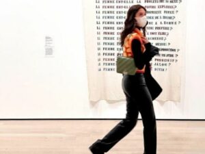 Berita artis: Yuki Kato mengungah potret dirinya yang tengah berada di museum seni modern dengan outfit yang dinilai seperti RM BTS.