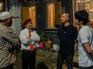 Berita artis: El Rumi bagikan potret Ahmad Dhani yang sedang diskusi dengan Lord Rangga terkait membahas tatanan dunia baru.