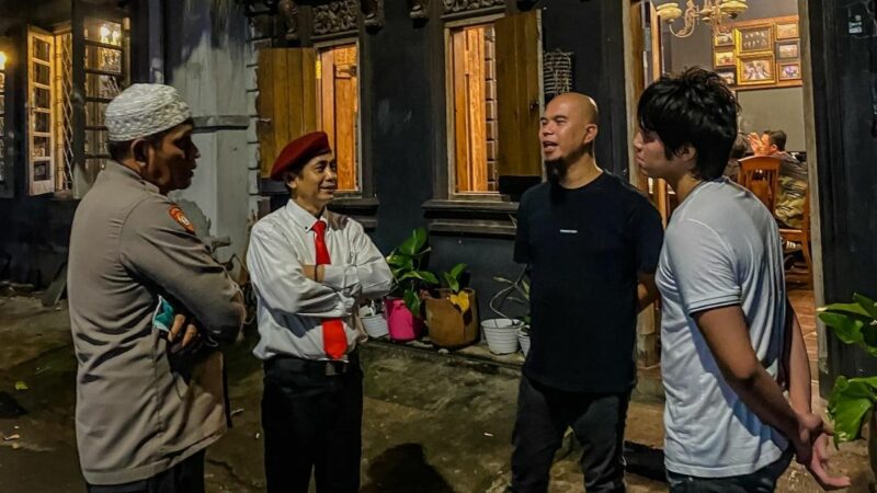 Berita artis: El Rumi bagikan potret Ahmad Dhani yang sedang diskusi dengan Lord Rangga terkait membahas tatanan dunia baru.