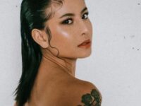 Berita artis: Awkarin sengaja buat tato demi menutupi sakit hati, sementara sahabatnya Erika Carlina buat tato demi tutupi luka fisik.