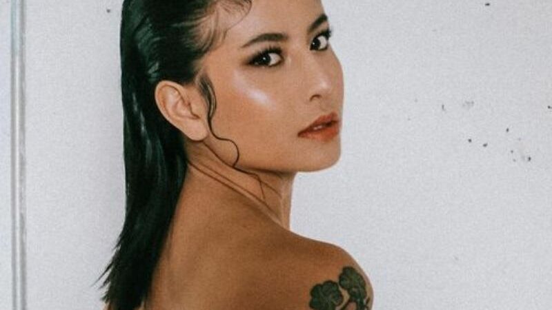 Berita artis: Awkarin sengaja buat tato demi menutupi sakit hati, sementara sahabatnya Erika Carlina buat tato demi tutupi luka fisik.