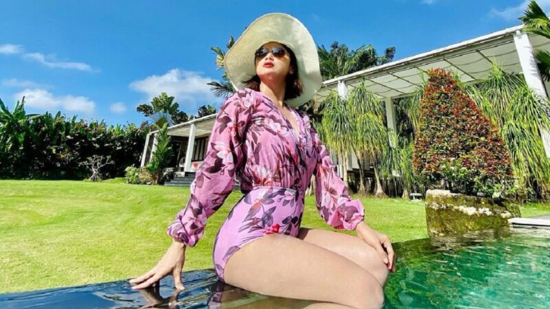 Berita artis: Dewi Perssik goyang perut, sebut kangen jualan tas yang buat netizen nostalgia dan menantinya berjualan lagi