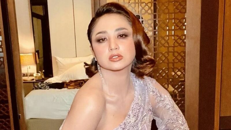 Berita artis: Dewi Perssik kembali menyenggol sosok Jengger mengenai beli rumah mewah belum lunas dan jualin tas mewah orang lain.