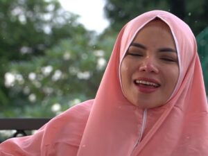 Berita artis: Di depan Irfan Hakim, Dinar Candy memakai hijab dan membaca surah Al-Baqarah. Ia terdengar fasih membacakan ayat Alquran tersebut.