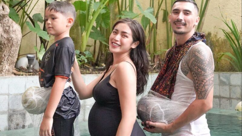 Berita artis: Lucunya Jessica Iskandar pakaikan kain pada sang suami dan anaknya agar bisa merasakan jadi seorang ibu hamil