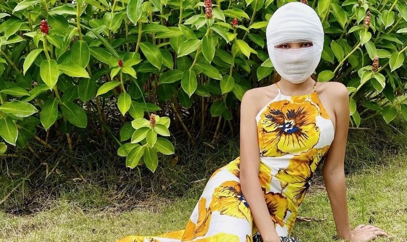 Belum Buka Perban, Netizen Nilai Penampilan Baru Lucinta Luna Makin Mirip Boneka Barbie 2 Berita artis: Transgender Lucinta Luna unboxing ‘kepala baru’ usai jalani operasi pada wajah cantiknya, mengaku tak sabar dengan hasilnya.