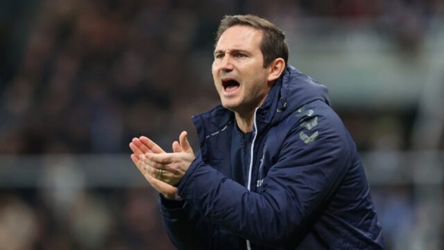Cekricek.id - Pelatih Everton, Frank Lampard, mengaku mengalami patah tangan karena terlalu semangat merayakan kemenangan timnya atas Newcastle