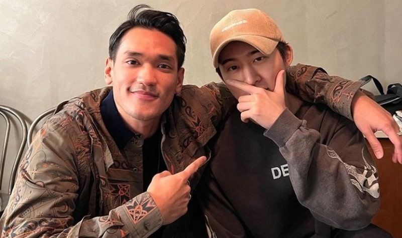 Berita terkini: melalui instagram pribadinya, Afgan membagikan potret dirinya bersama dengan B.I eks boy grup Korea Selatan, iKON.  