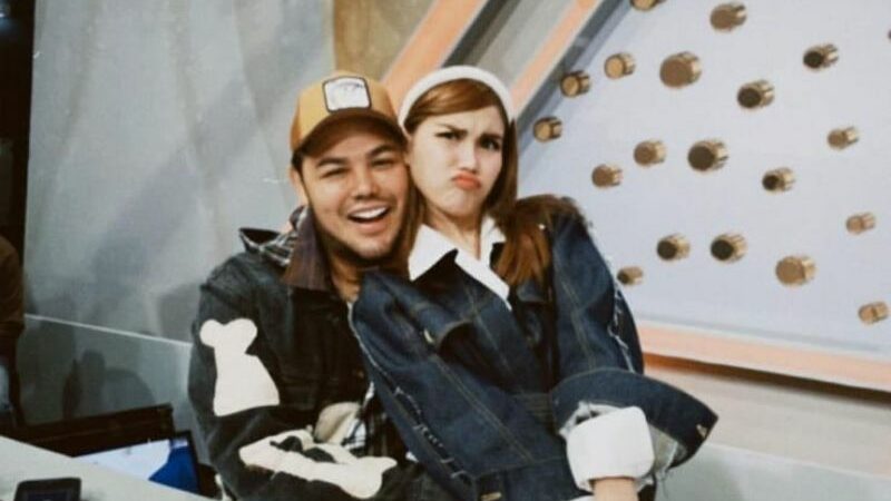 Berita artis: Ayu Ting Ting terlihat nyaman duduk di tas paha Ivan Gunawan, netizen pun do'a kan keduanya agar berjodod dan segera menikah.