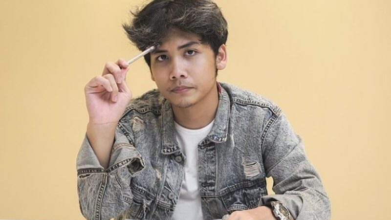 Berita artis: Bintang Emong kesal belum dapat vespa dari Arief Muhammad padahal dirinya dengan Arief rumah berdekatan.