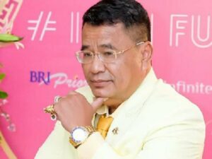 Berita artis: Hotman Paris kembali perkenalkan seorang wanita cantik yang jadi aspri ke-51, buat banyak pria terpana.