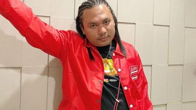 Berita artis: Foto Keanu Agl bersama dengan wanita berhijab tersebar di dunia maya. Banyak yang menduga Keanu melakukan taaruf.