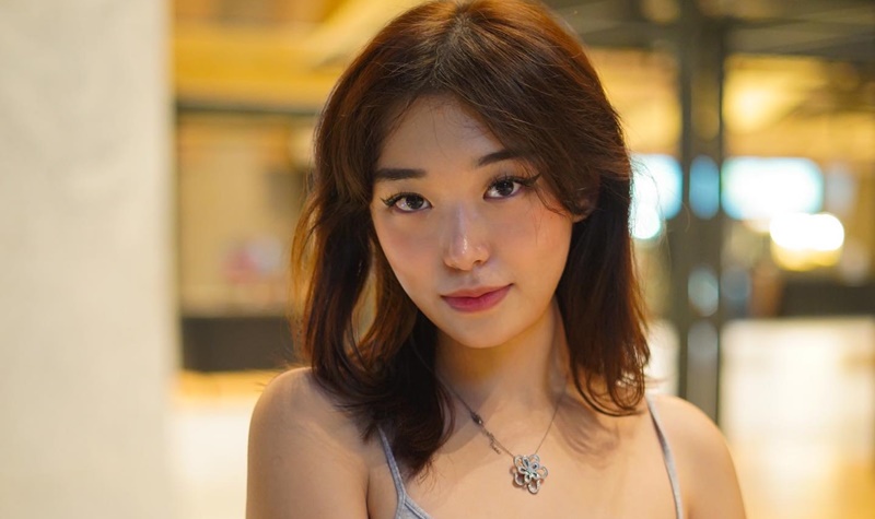 Berita artis: Livy Renata hebohkan publik dengan pernyataanya yang mengatakan bahwa puasa dapat membuat seseorang sakit perut dan menderita penyakit maag.