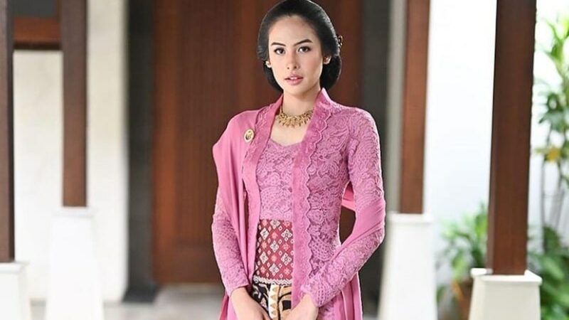 Berita artis: pemerintah secara resmi menunjuk artis Maudy Ayunda sebagai juru bicara pemerintah untuk Presidensi G20 Indonesia.