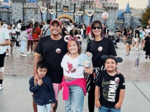 Berita artis: Nia Ramadhani dan suami Asdi Bakrie kini sudah bisa menghirup udara segar usai bebas atas kasus penyalahgunaan Narkoba, Kamis (28/4/2022).