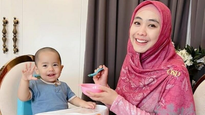 Berita artis: Sulaiman Ali Abdullah, anak keempat pasangan Oki Setiana Dewi dan Ory Vitrio ini mengindap sindrom prader willi.