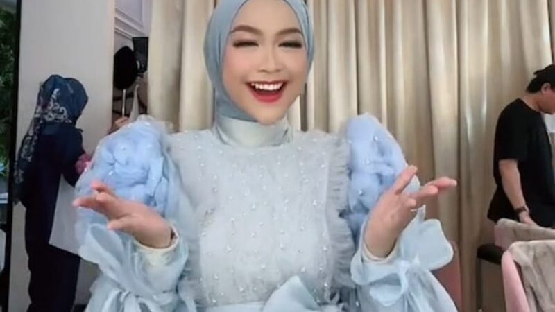 Barita artis: Ria Ricis belum lama ini mengklarifikasi bahwa perut buncitnya yang ada di photoshoot ditambah dengan bantal sehingga terlihat lebih besar.