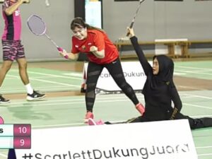 Berita artis: Ria Ricis lakukan adegan split saat menuai kemenangan bermain badminton, tingkahnya itu lantas dibanjiri komentar warganet.