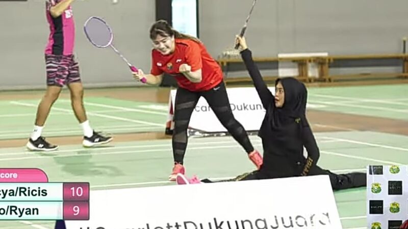 Berita artis: Ria Ricis lakukan adegan split saat menuai kemenangan bermain badminton, tingkahnya itu lantas dibanjiri komentar warganet.