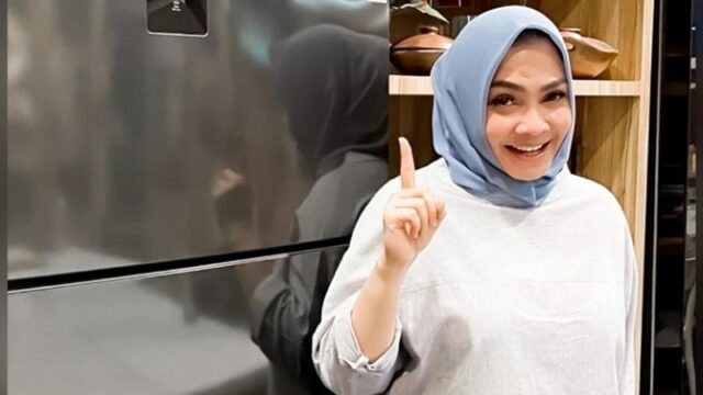Berita artis: Rieta Amilia atau akrab disapa Mama Rieta menggugat cerai suaminya, Basuki Widjaja di Pengadilan Agama Jakarta Selatan.