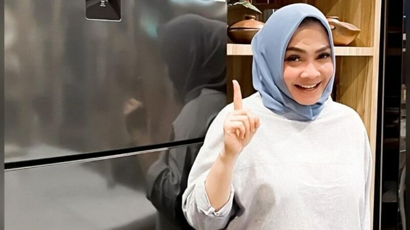 Berita artis: Rieta Amilia atau akrab disapa Mama Rieta menggugat cerai suaminya, Basuki Widjaja di Pengadilan Agama Jakarta Selatan.