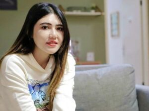 Berita artis: penampilan terbaru Via Vallen mencuri perhatian netizen karena dinilai lebih cantik dulu daripada yang sekarang.