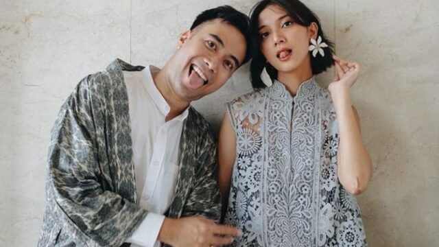 Berita artis: Vidi Aldiano menyebutkan istrinya Sheila tidak bisa memasak. Bahkan, saat memasak telur bentuknya seperti plastik.